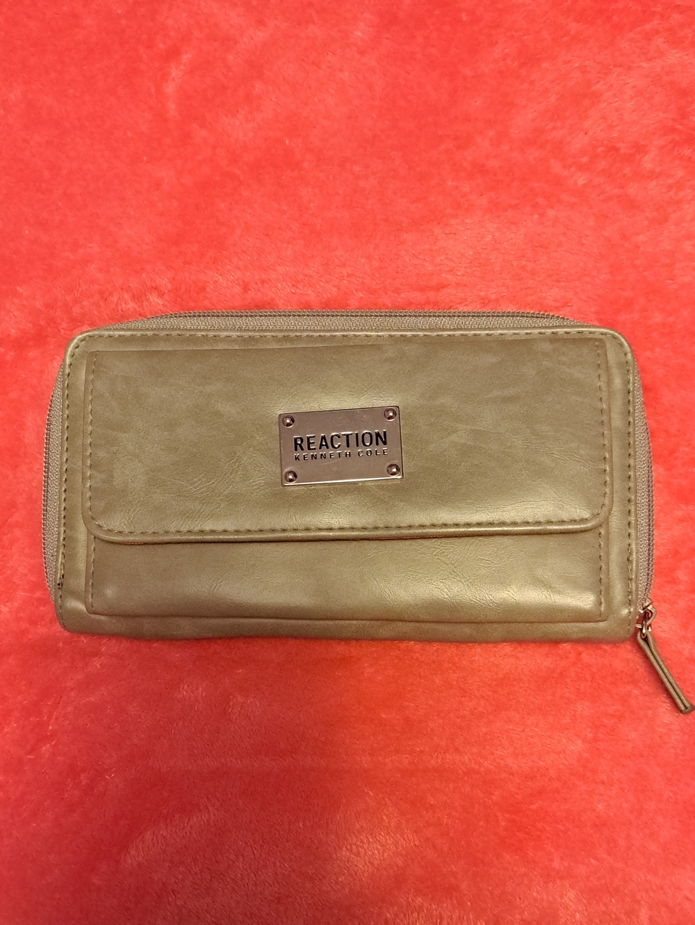 Kenneth Cole Reaction Light Grey Zip Wallet with Metal Plaque